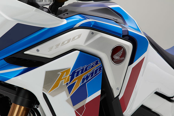 Honda Africa Twin 2021 mới là sự pha trộn giữa dòng cào cào và xe địa hình đa năng với sự tận tâm trong từng chi tiết thiết kế để chịu được cả những chặng đường nhiều thử thách, nổi bật lên tinh thần phiêu lưu khám phá. Xe sở hữu tư thế lái thẳng với việc điều khiển thoải mái linh hoạt trong sự chuyển giao giữa trạng thái lái ngồi hoặc lái đứng.