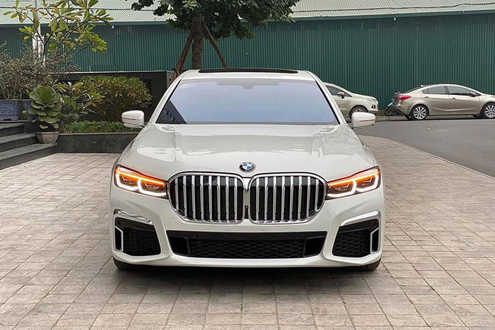 Mức giá xe BMW 730Li M Sport 2020 khi mới ra mắt tại Việt Nam vào tháng 6/2020 được công bố chính hãng là 4,369 tỷ đồng (chưa tính mức ưu đãi mới nhất năm 2021). Chiếc xe trong bài viết đã được chủ nhân đăng ký và đang được chào bán tới 4,49 tỷ đồng trên sàn xe cũ Hà Nội, đắt hơn khoảng hơn 100 triệu đồng so với xe đập hộp.