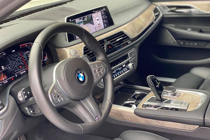Ngoài ra, tất cả các phiên bản BMW Series 7 nâng cấp lần này đều trang bị hệ thống BMW Live Cockpit Professional với bảng đồng hồ kỹ thuật số 12,3 inch, màn hình cảm ứng trung tâm 10,25 inch, núm xoay điều khiển iDrive Touch và hệ điều hành BMW 7.0 hỗ trợ kết nối Apple CarPlay không dây.