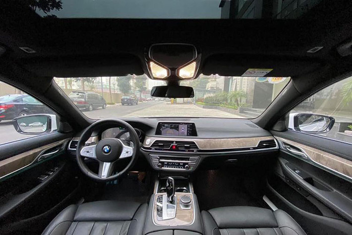 BMW không chỉ thay đổi Series 7 về thiết kế ngoại thất. Ở bên trong, xe vẫn sở hữu khoang nội thất rộng rãi, thông thoáng và hàng loạt trang bị, tính năng, công nghệ tiện ích cao cấp cho người lái và hành khách.