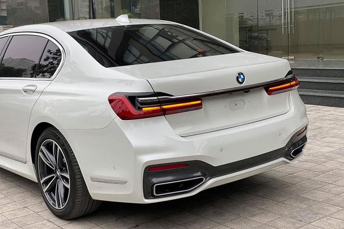 Theo thông số nhà sản xuất công bố, BMW 730Li M Sport chỉ mất khoảng 6,3 giây để tăng tốc từ 0 – 100 km/giờ. Trong khi bản BMW 740Li chỉ mất 5,6 giây. Xe có tốc độ tối đa 250 km/giờ. Các phiên bản của BMW 7-Series 2020 đều được trang bị hệ thống treo khí nén và hệ thống đánh lái bánh sau.