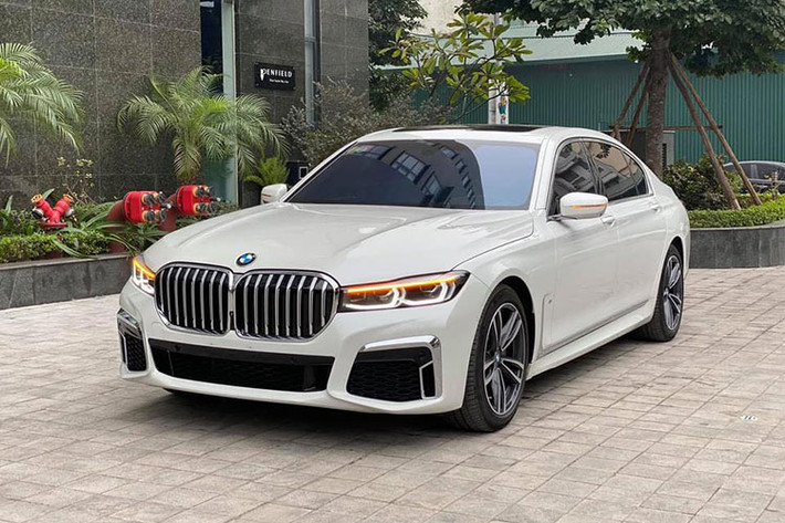 BMW 730Li M Sport 2020 mới đánh dấu lần đầu tiên có một mẫu xe mang phong cách thể thao trong phân khúc sedan hạng sang cỡ lớn dành cho khách hàng thích cầm lái của dòng 7 Series. Mới đây, một chiếc xe "chạy lướt" chỉ 4000km với ngoại hình gần như mới (còn bảo hành chính hãng đến 2023) đã được chủ nhân chào bán trên sàn xe cũ.