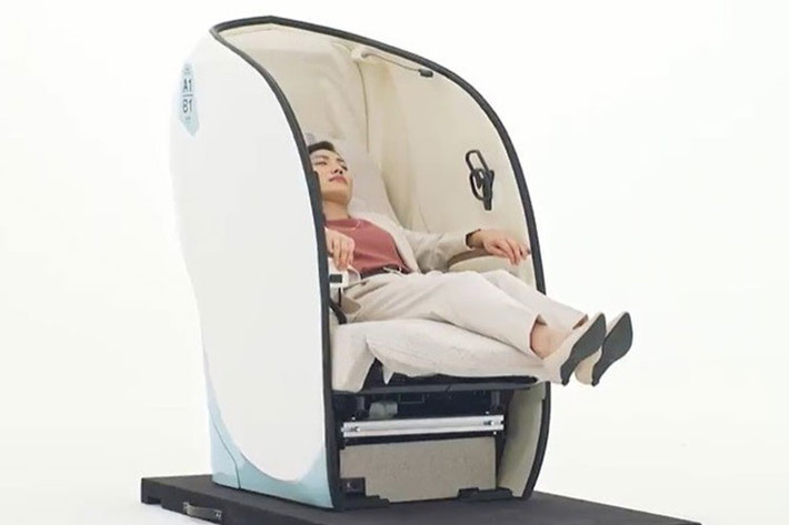 Xe buýt ReBorn đã đi vào hoạt động vào mùa hè năm ngoái, nhưng với tình trạng nhiều người ở Nhật Bản vẫn né tránh việc đi lại vì đại dịch, nhiều người không hề biết đến chúng cho đến khi một số hình ảnh nội thất phong cách của chúng được lan truyền trên mạng thời gian gần đây.