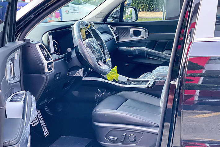 So với bản tiền nhiệm, Kia Sorento thế hệ mới có kích thước nhỉnh hơn với thông số cụ thể dài x rộng x cao lần lượt là 4.810 x 1.900 x 1.700mm, chiều dài cơ sở 2.815mm ứng với 2 tùy chọn là 6 ghế hoặc 7 ghế ngồi.