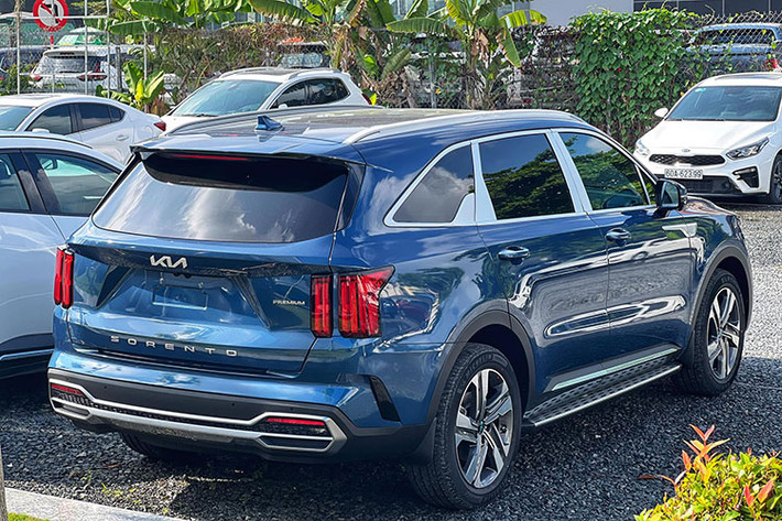 Ở thế hệ mới nhất vừa ra mắt, Sorento được Kia Motor phát triển dựa trên nền tảng của BMW X5 giúp chiếc xe nâng tầm đẳng cấp, thay đổi toàn diện về thiết kế và công nghệ, chất chứa nhiều tinh hoa của thương hiệu. Việt Nam là thị trường đầu tiên tại Đông Nam Á đón nhận mẫu SUV này.