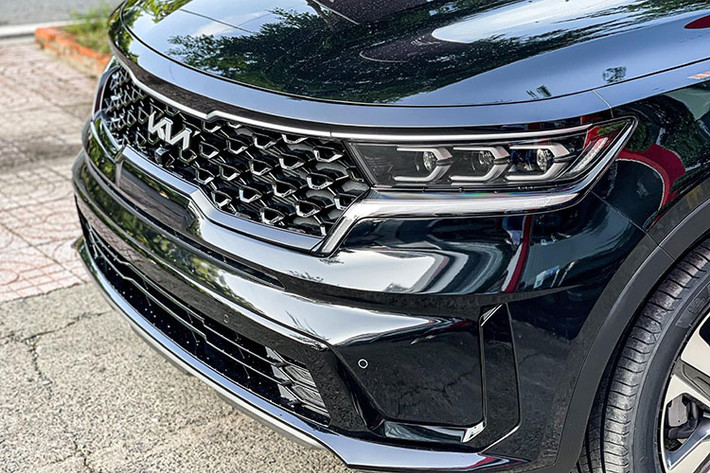 Logo mới của Kia Sorento 2023 tại Việt Nam được thiết kế lại rõ ràng đem đến một diện mạo hoàn toàn khác cho các mẫu xe của hãng Kia, mặc dù chỉ đơn giản là các chi tiết thể hiện hình ảnh thương hiệu. Nhiều người đánh giá sau khi chuyển sang logo mới, chiếc Kia Sorento sẽ trở nên đẹp mắt và sang trọng hơn.
