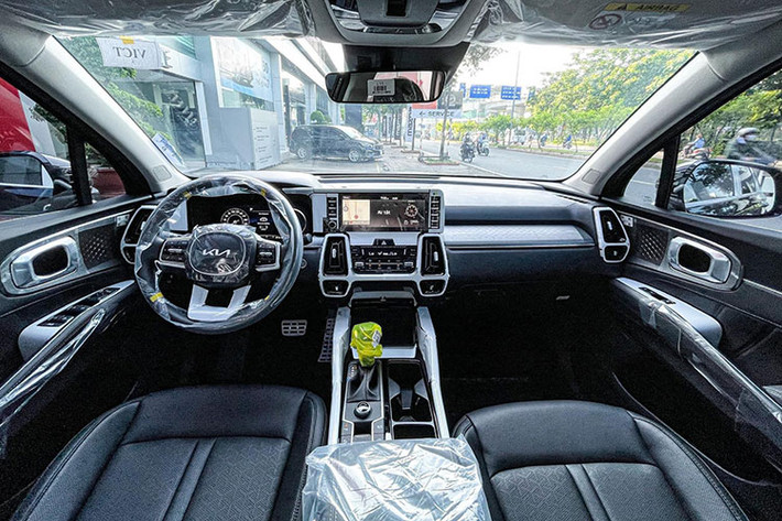 Như vậy Kia Sorento là mẫu xe tiếp theo được trang bị logo mới tại thị trường Việt Nam sau Soluto, K3, K5, Sonet, Seltos và Carnival. Hiện tại, vẫn còn Kia Morning và Rondo vẫn đang sử dụng logo cũ.