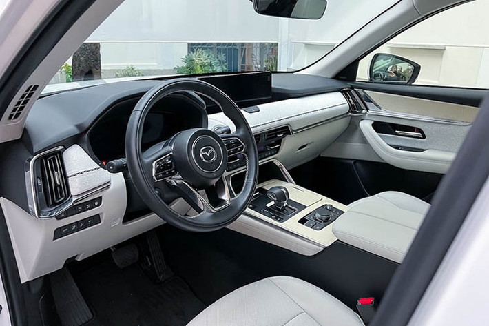 Mazda CX-60 2025 mới sở hữu kích thước tổng thể dài từ 4.740 - 4.745 mm, rộng 1.890 mm và cao 1.670 - 1.685 mm cùng chiều dài cơ sở 2.870 mm. So với các mẫu SUV khác của Mazda, CX-60 được định vị nằm giữa CX-5 (dài 4.575 mm, chiều dài cơ sở 2.700 mm) và CX-8 ba hàng ghế (dài 4.900 mm, chiều dài cơ sở 2.930 mm).