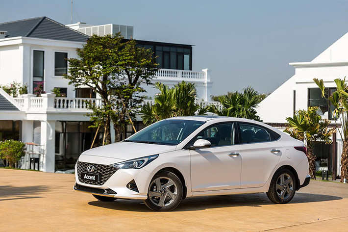 Mẫu xe sedan Hyundai Accent ra mắt lần đầu tiên trên toàn thế giới vào năm 1994, kể từ đó chiếc xe sedan cỡ nhỏ của Hyundai ngày một phát triển và phổ biến trong thị trường. Phiên bản nâng cấp 2021 của Accent thuộc thế hệ thứ 5 đã được giới thiệu tại Việt Nam từ tháng 4/2018. Ngay sau khi ra mắt, Accent luôn nhận được sự ưa chuộng và tin cậy của khách hàng trong nước doanh số cộng dồn tới tháng 10/2020 (sau khoảng 30 tháng) đạt 47.264 xe.