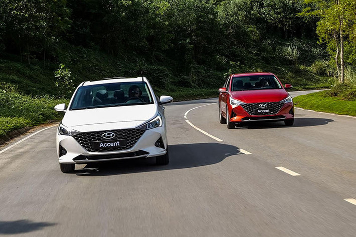 Xe được trang bị hàng loạt những công nghệ và tính năng an toàn hữu ích cho người sử dụng: Hệ thống chống bó cứng phanh ABS, phân bố lực phanh điện tử EBD, hỗ trợ lực phanh khẩn cấp BA, cân bằng điện tử ESC, kiểm soát thân xe VSM, chống trộm Immobilizer, khởi hành ngang dốc HAC, cảm biến lùi và 6 túi khí. Giá xe Hyundai Accent 2021 tại Việt Nam được đề xuất từ 426,1 triệu đồng cho bản MT, 501.100.000 đồng cho bản AT và 1.4AT đặc biệt là 542 triệu đồng.