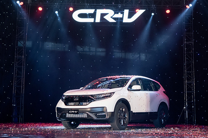 Về kích thước Honda CR-V thế hệ mới còn có sự thay đổi về chiều dài tổng thể tăng thêm 39mm so với phiên bản cũ, với kích thước Dài x Rộng x Cao 4.623 x 1.855 x 1.679, khoảng sáng gầm xe có kích thước là 198mm, la zăng với thiết kế mới kích thước 235/60R18. Ngoại hình xe có nhiều điểm tương đồng với thế hệ cũ, tuy nhiên xe được trang bị thêm ốp cản trước, cản sau và mâm xe mới khác biệt so với hiện tại.