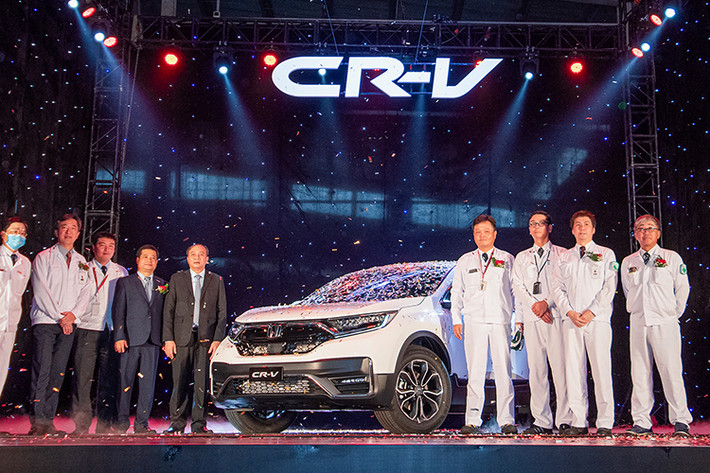 Sau nhiều lần rò rỉ thông tin, Honda CR-V 2020 mới bản lắp ráp đã chính thức được xuất xưởng và chỉ còn chờ ngày ra mắt vào 30/7 tới đây. Theo đó, CR-V 2020 được sản xuất và lắp ráp trong nước vẫn có 3 phiên bản: L, G, E cùng 5 lựa chọn màu sắc: trắng ngà, ghi bạc, titan, đen, xanh đậm.