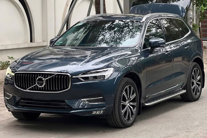 Một chiếc Volvo XC60 T6 Inscription đời 2019 đang được rao bán trên thị trường xe cũ Việt. Xe thuộc phiên bản T6 Inscription, đã lăn bánh khoảng 57.000 km, thuộc phiên bản nhập khẩu từ Thụy Điển - một lô hàng hiếm tại Việt Nam khi chỉ có khoảng 60 chiếc từng được đưa về nước.