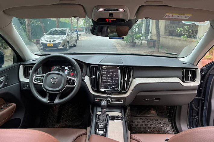 Do thuộc lô nhập khẩu Thụy Điển, chiếc Volvo XC60 này có một số điểm khác biệt so với bản nhập Malaysia, đặc biệt là về màu sắc và chất liệu nội thất. Ghế da Nappa màu nâu có đục lỗ thông hơi, giữ độ căng tốt sau hơn 60.000 km sử dụng. Dàn loa Bowers & Wilkins cao cấp, mang đến trải nghiệm âm thanh tuyệt vời hơn.