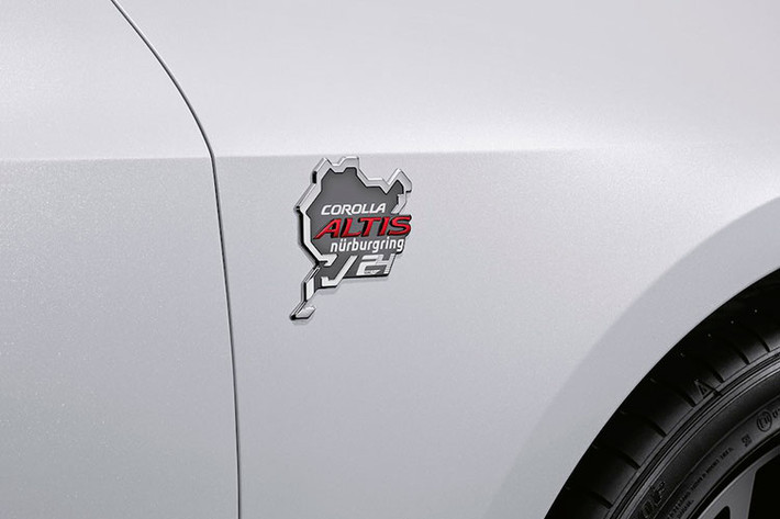 Nhờ gói phụ kiện Nurburgring mới, Toyota Corolla Altis trông khá giống với xe đua. Theo đó, mẫu sedan cỡ C này được bổ sung 2 khe gió mới bên dưới lưới tản nhiệt trên. Trong khi đó, lưới tản nhiệt dưới lại được chia thành 2 tầng. Đằng sau, gói Nurburgring bổ sung 2 khe gió giả trên cản sau và bộ khuếch tán gió cỡ lớn cho Toyota Corolla Altis.