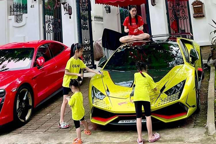 Số lượng siêu xe Lamborghini Huracan tại Việt Nam phải trên 20 chiếc, trong số này, phiên bản LP610-4 chiếm hơn phân nửa, nhiều xe trong đó được chủ nhân đầu tư khá mạnh bằng các gói độ ngoại thất, thay đổi nội thất và còn độ luôn động cơ, mang đến công suất mạnh mẽ nhất.