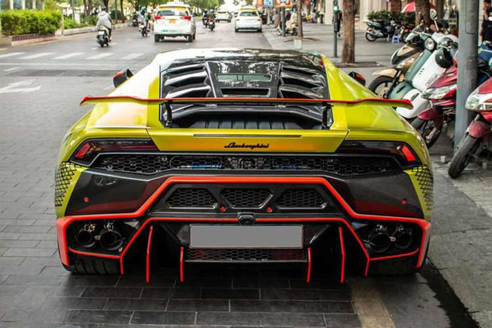 Tại Việt Nam, Lamborghini Huracan là dòng xe phổ biến thứ hai sau Aventador với hơn 20 chiếc được nhập về, bao gồm nhiều phiên bản khác nhau như LP 610-4, LP 580-2, EVO, STO và mới đây nhất là EVO RWD.