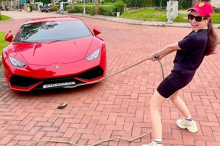 Được biết, chiếc siêu xe Lamborghini Huracan LP610-4 của Đoàn Di Băng này nguyên bản có màu đỏ, được nhập khẩu chính hãng vào năm 2018, sau đó, phải đến 2021, xe mới tìm thấy chủ nhân đầu tiên, sau khi hãng tìm mọi cách để bán hàng ế này, tất nhiên, giá đã giảm vài tỷ đồng.