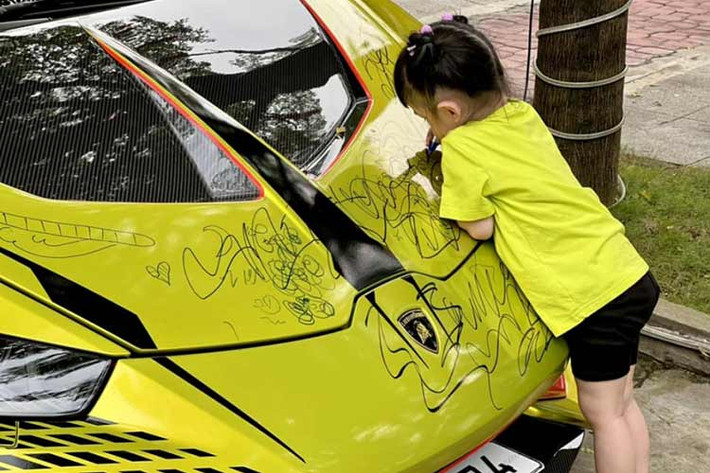 Đây là 1 trong 2 chiếc siêu xe từng được vợ chồng Đoàn Di Băng mua để trải nghiệm, đáng chú ý, chiếc siêu xe Lamborghini Huracan LP610-4 này là xe chính hãng cuối cùng được phân phối tại Việt Nam. Hiện chưa rõ sau khi bán lại chiếc Lamborghini Huracan LP610-4, vợ chồng Đoàn Di Băng có tính đổi xe mới hay không.