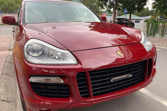Tuy nhiên, nhiều người có kinh nghiệm mua bán xe ôtô cũ cho biết, việc sở hữu Porsche Cayenne GTS cũng không hề đơn giản, thậm chí là đối với một chiếc xe cũ. Ngoài mức giá ban đầu, bạn phải xác định chi phí nuôi xe khá cao với mức tiêu hao nhiên liệu “khủng”, chi phí bảo dưỡng, sửa chữa, thay thế phụ tùng đắt đỏ mà không phải ai cũng có thể đáp ứng được.