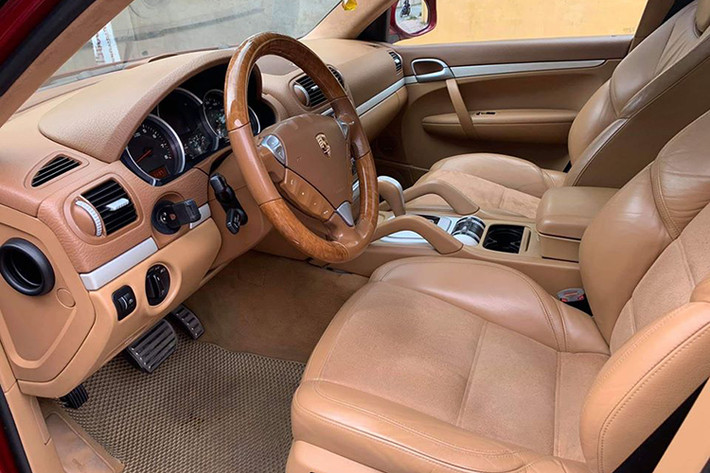Bên trong Porsche Cayenne GTS cho cảm giác sang trọng với các chất liệu cao cấp, màn hình giải trí cảm ứng chính giữa bảng táp lô, cửa gió điều hòa dạng nằm ngang ngay phía trên, cụm đồng hồ nằm phía sau vô lăng 3 chấu bọc da tích hợp phím chức năng. Ghế xe có thiết kế thể thao, bọc da sang trọng. Bên cạnh đó, xe còn có cửa sổ trời toàn cảnh.