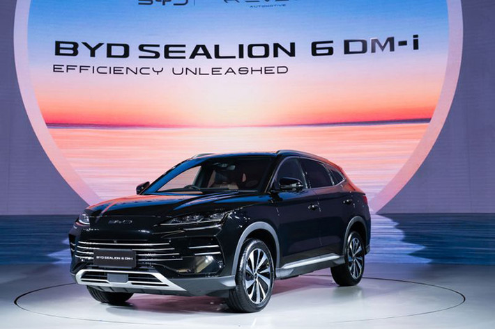 BYD Sealion 6, hay còn được biết đến với tên gọi Song Plus DM tại Trung Quốc, là một mẫu SUV hạng C. Mẫu xe này lần đầu tiên được giới thiệu tại thị trường Thái Lan vào tháng 8/2024.