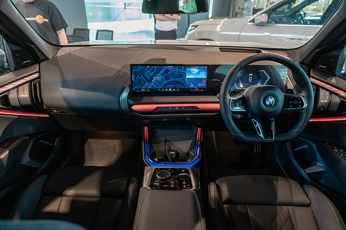 Nội thất BMW X3 G45 sở hữu cụm màn hình kỹ thuật số liền khối dạng cong, bao gồm bảng đồng hồ kích thước 12.3 inch và màn hình cảm ứng trung tâm 14.9 inch. Thiết kế ghế ngồi được nâng cấp theo phong cách công thái học, mang lại sự thoải mái tối đa cho người lái và hành khách.