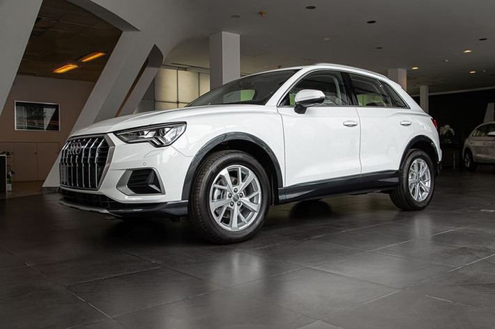 Audi Q3 2020 mới vừa xuất hiện tại Việt Nam với các tính năng đáng chú ý cùng động cơ 1.4L. Xe nhập khẩu nguyên chiếc từ châu Âu và phân phối chính hãng trên toàn quốc ngay từ giữa tháng 4/2020. Đây được xem là đối thủ của những cái tên như Mercedes-Benz GLA hay BMW X1... đang bán ra trên thị trường.