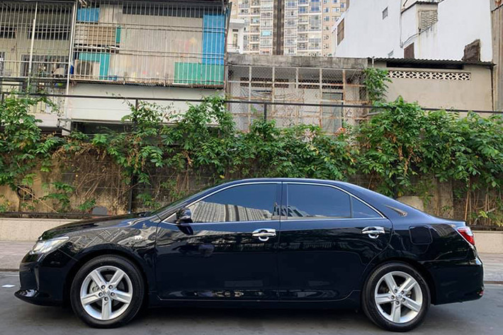 Ngoài ra Camry 2018 còn trang bị cảm biến lùi, hệ thống kiểm soát lực kéo TRC, hệ thống hỗ trợ khởi hành ngang dốc HAC, hệ thống chống bó cứng phanh ABS, phân phối lực phanh điện tử EBD, hỗ trợ lực phanh khẩn cấp BA, cân bằng điện tử VSC, móc cài ghế trẻ em.