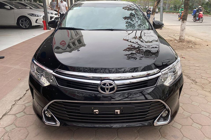 Toyota Camry đời 2017 được trang bị đèn chiếu gần LED dạng bóng chiếu thay cho đèn dạng HID ở phiên bản trước, giúp tiết kiệm năng lượng, tăng vẻ hiện đại của chiếc xe và tăng cường hiệu quả chiếu sáng của cụm đèn trước. Xe sở hữu chiều dài tổng thể 4.850 mm, rộng 1.825 mm, cao 1.470 mm và chiều dài cơ sở 2.775 mm. Khoảng sáng gầm 150 mm, dung tích bình xăng 65 lít và bán kính quay 5,5 m.