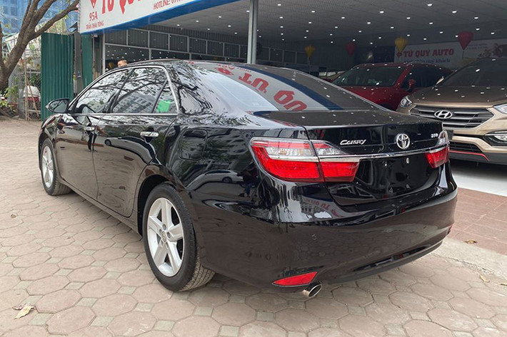 Mặc dù Toyota Camry thế hệ mới đã xuất hiện và bán ra chính hãng tại Việt Nam, tuy nhiên những phiên bản cũ lắp ráp CKD vẫn được nhiều người dùng quan tâm bởi phong cách, kiểu dáng. Chiếc Toyota Camry đời cũ trong bài viết này thì nó được chào bán hơn 900 triệu đồng tại Hà Nội, xe đã lăn bánh khoảng 30.000km và ngoại hình còn khá đẹp.