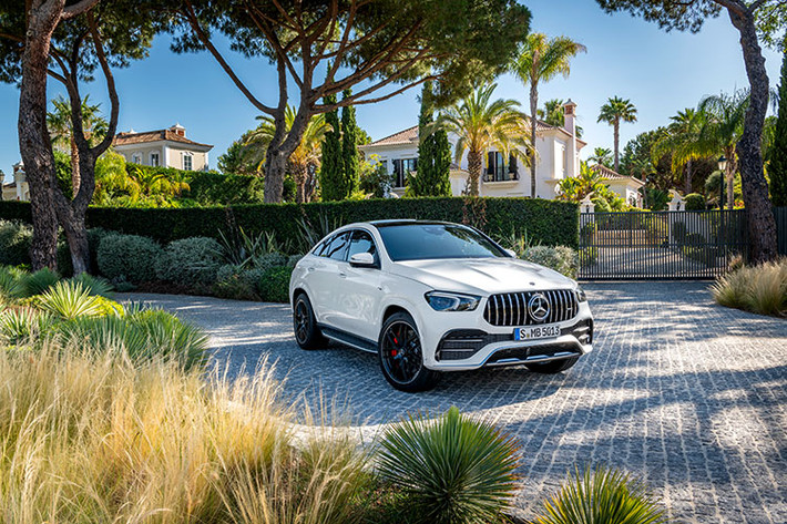 Trong năm 2020 vừa qua, Mercedes-AMG đã đánh dấu sự hiện diện mạnh mẽ của mình tại thị trường Việt Nam với dòng sản phẩm mới, bao gồm A 35 4MATIC, GT 53 4MATIC+ Coupé, G 63 AMG và GT R. Trong năm nay, thương hiệu ngôi sao 3 cánh sẽ tiếp tục mở rộng dòng sản phẩm xe hiệu suất cao AMG với các mẫu SUV đa dụng vốn đang là xu hướng của thị trường và Mercedes-Benz GLE 53 4MATIC+ Coupé 2021 mới nằm trong số đó.