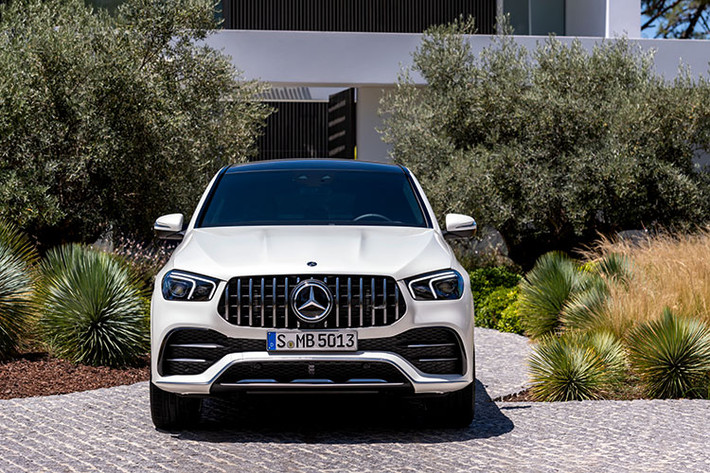 Về ngoại hình - GLE 53 4MATIC+ Coupé sở hữu một diện mạo gợi cảm, cơ bắp và hiện đại từ mọi góc nhìn. Với ngôn ngữ thiết kế Sensual Purity trứ danh, từng đường nét cắt gọt khéo léo trên GLE 53 4MATIC+ Coupé mang tới vẻ đẹp mới lạ, thanh thoát và đầy năng động.