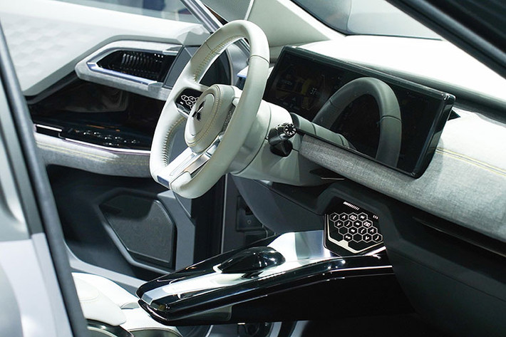 Bên trong của mẫu xe Mitsubishi XFC Concept là không gian nội thất hướng đến sự thoải mái và tiện dụng. Mặt táp-lô được thiết kế trải rộng theo phương ngang giúp người lái cảm nhận những chuyển động của xe trên địa hình gồ ghề và cải thiện tầm nhìn phía trước. Trong khi đó, bảng đồng hồ kỹ thuật số và màn hình cảm ứng trung tâm được nối liền với nhau, nằm trải dài trên mặt táp-lô.