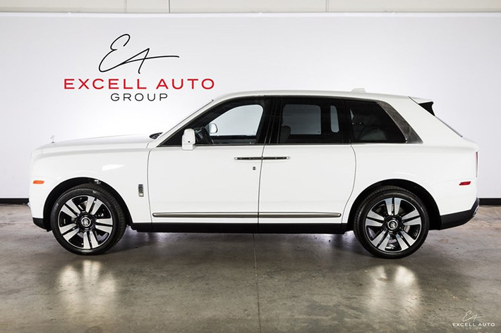 Đối với chiếc SUV siêu sang Rolls-Royce Cullinan này, xe sở hữu nước sơn ngoại thất màu trắng English White tinh khôi theo đúng sở thích của đại gia Minh Nhựa. Hiện tại, chưa rõ đây là xe được nhập khẩu chính hãng hay xe nhập tư nhưng theo dự đoán, nhiều khả năng xe được nhập theo diện chính hãng bởi trước đó, các mẫu xe của vị đại gia ngành nhựa này cũng đa phần được mua thông qua các đơn vị phân phối chính hãng tại Việt Nam.