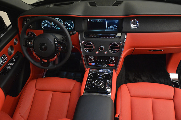 Thiết kế ghế lái của Rolls-Royce Cullinan 2019 có tính năng sưởi và thông khí để đảm bảo cảm giác thoải mái nhất cho người lái, bảng đồng hồ kỹ thuật số thế hệ mới nhất và vô lăng bọc da/ốp gỗ hàng hiệu.