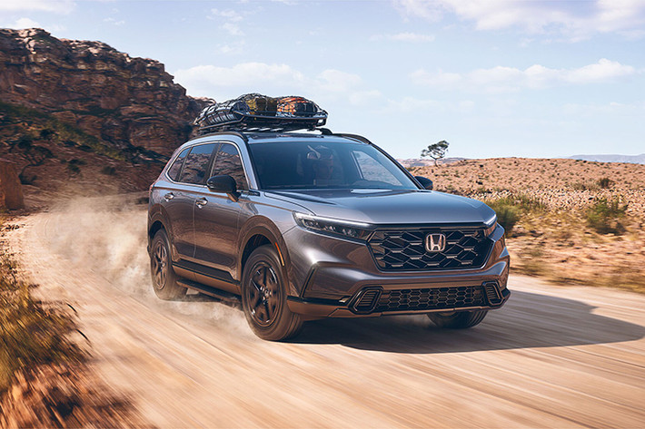 Honda đang trên đà phát triển mạnh mẽ khi doanh số bán hàng tại Mỹ tăng 11,1% trong năm qua. Thêm vào đó, mẫu xe Civic Hybrid vừa được vinh danh là "Xe của Năm 2025" tại Bắc Mỹ. Tận dụng đà tăng trưởng này, Honda đang nỗ lực duy trì và phát triển với những kế hoạch mới đầy hứa hẹn với Honda CR-V 2026 mới.