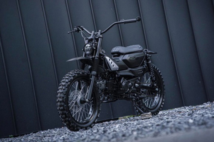 Yamaha PG-1 Scrambler độ K-Speed sở hữu ngoại thất hầm hố, đi cùng màu sơn đen cá tính. So với nguyên mẫu, chiếc PG-1 Scrambler đã được tinh chỉnh khá nhiều để nhìn thể thao và chất chơi hơn.
