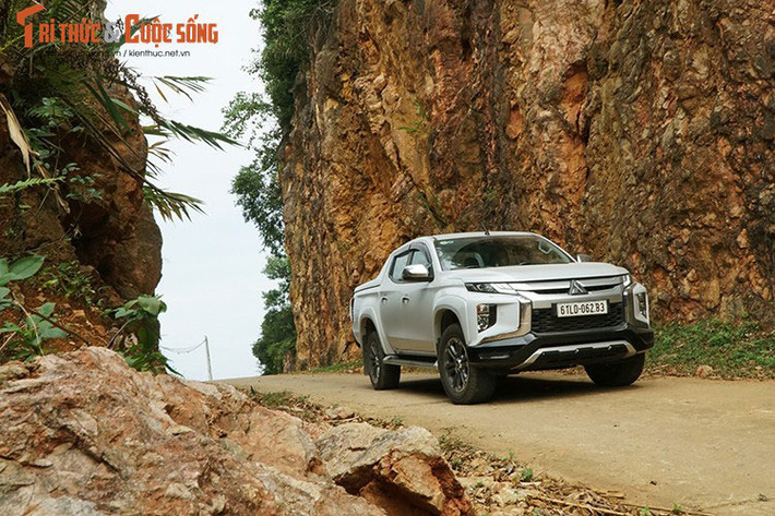 Mitsubishi Triton tại Việt Nam có doanh số tăng trưởng dương so với tháng 4. Với 329 xe giao đến tay khách hàng (tăng 7,2%), Mitsubishi Triton tụt xuống vị trí thứ 3, nhường lại vị trí thứ 2 cho Hilux. Suốt 5 tháng đầu năm, Mitsubishi Triton đã giao đến tay khách hàng 1.087 xe, tăng khoảng 32% so với cùng kỳ năm ngoái (823 xe).