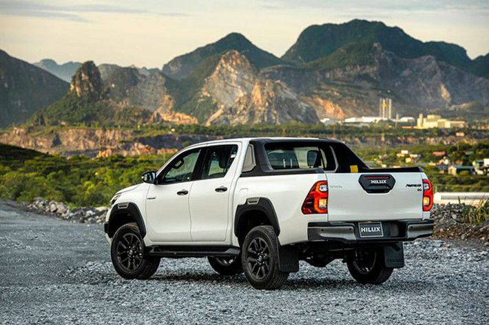 Lũy kế 5 tháng đầu năm của Toyota Hilux tại Việt Nam đạt 1.440 xe, tăng 67% so với cùng kỳ năm ngoái (862 xe). Mitsubishi Triton 2021 cũng là xe nhập khẩu từ Thái Lan, hưởng ưu đãi thuế. Xe có 4 phiên bản, giá dao động từ 628 - 913 triệu đồng.