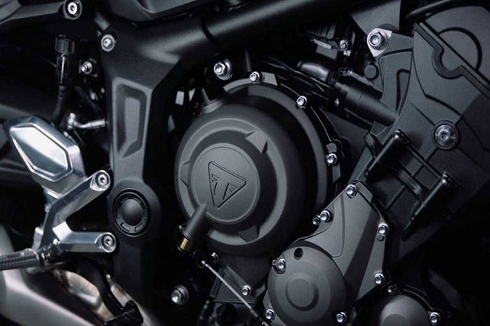 Nhờ có động cơ này mà Triumph Trident 660 2021 sở hữu sức mạnh 80 mã lực tại tua máy 10.250 vòng/phút và mômen xoắn cực đại 64 Nm tại tua máy 6.250 vòng/phút. Đi kèm với khối động cơ này là hộp số côn tay 6 cấp, hệ thống ly hợp trượt hỗ trợ và công nghệ sang số nhanh QuickShifter.