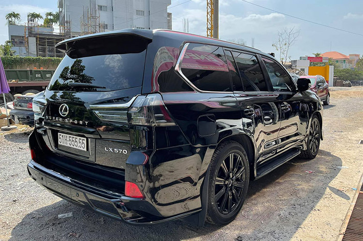 Nhìn chiếc biển số khủng này đã khiến không ít cư dân mạng phong cho chủ chiếc SUV hạng sang Lexus LX570 màu đen là bàn tay vàng trong làng bấm biển số. Việc đeo chiếc biển kiểm soát "ngũ quý" 5 chắc chắn sẽ đẩy giá trị của chiếc Lexus LX570 biển khủng này lên một mức giá khác, cao hơn rất nhiều con số mà chủ xe mua từ đại lý chính hãng hoặc qua các công ty nhập khẩu tư nhân.