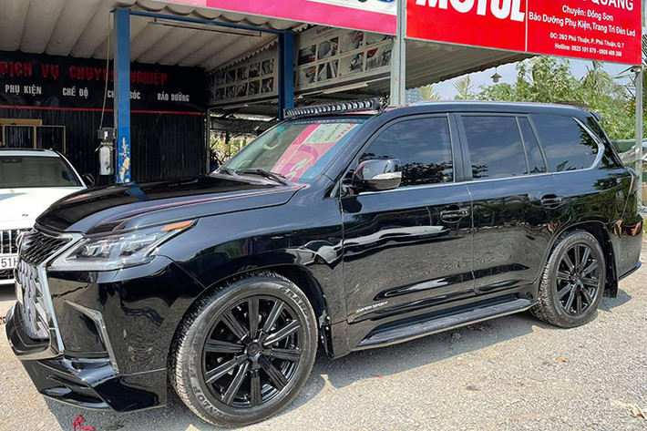 Chiếc SUV hạng sang Lexus LX570 đeo biển "ngũ quý" 5 này có ngoại thất khá giống với phiên bản Lexus LX570 Super Sport. Chẳng hạn như phần lưới tản nhiệt thiết kế rất đẹp mắt và sơn đen của bản cao cấp nhất. Nhưng một số chi tiết bên hông xe và đuôi xe lại không thể hiện đây là một chiếc Lexus LX570 Super Sport nguyên bản mà đã được độ lại.