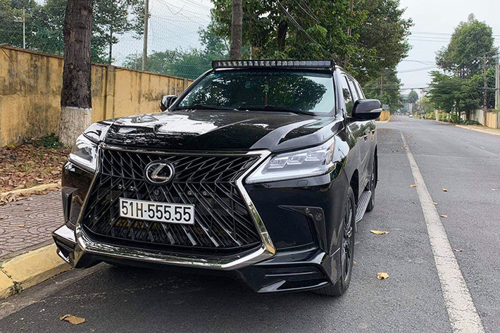 Lexus LX570 vẫn sử dụng động cơ V8, dung tích 5.7 lít, sản sinh công suất tối đa 367 mã lực tại vòng tua máy 5.600 vòng/phút và mô-men xoắn cực đại 530 Nm tại vòng tua máy 3.200 vòng/phút. Sức mạnh của động cơ được truyền tới bánh thông qua hộp số tự động 8 cấp. Xe còn có 5 chế độ lái khác nhau là Normal, Eco, Comfort, Sports và Sports+.