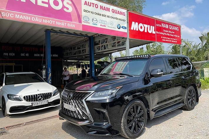 Mới đây, trên mạng xã hội xuất hiện hình ảnh một chiếc SUV hạng sang Lexus LX570 màu đen đeo biển kiểm soát 51H-555.55. Có thể đếm được tới 6 con số 5 xuất hiện trong biển số của chiếc LX570 này. Được biết, chiếc xe đã ra biển vào năm 2020 và mới đây được chủ nhân đưa đi "làm đẹp" để đón Tết Tân Sửu 2021.