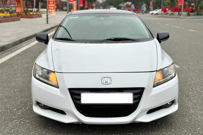 Mức giá cao của Honda CR-Z đời 2010 chủ yếu đến từ động cơ hybrid và tính chất sưu tầm của mẫu xe này. Theo người bán, "Cả Việt Nam chỉ có 8 chiếc Honda CR-Z 2010", điều này càng làm tăng giá trị của chiếc xe này. Không chỉ hiếm gặp tại Việt Nam, Honda CR-Z còn là mẫu xe độc đáo ở thị trường quốc tế, khi chỉ được sản xuất và phân phối trong vòng 6 năm, từ 2010 đến 2016 khai tử do doanh số kém.
