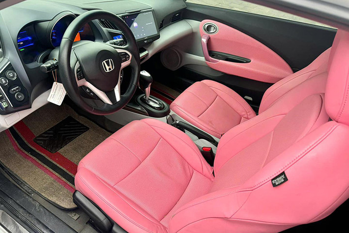 Chiếc Honda CR-Z 2010 trong bài viết có nội thất đã được cải tiến, với ghế ngồi và táp-pi cửa được bọc lại da màu hồng thay vì nguyên bản. Tuy nhiên, các chi tiết khác của xe vẫn giữ được trạng thái ổn, không bị xuống cấp quá nhiều sau 15 năm sử dụng. Ngoài ra, chủ cũ của xe còn lắp đặt một màn hình Android để phục vụ nhu cầu giải trí.