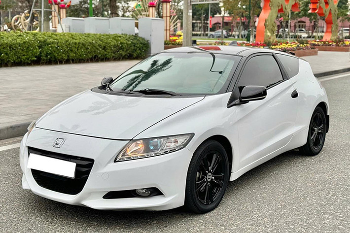 Mặc dù được đưa về Việt Nam từ năm 2010 nhưng không được phân phối chính hãng, Honda CR-Z bản hatchback vẫn thu hút sự chú ý đặc biệt từ những người yêu thích các mẫu ôtô độc đáo và hiếm hoi. Mới đây, một đại lý kinh doanh ôtô cũ tại Hà Nội đã rao bán Honda CR-Z 2010 với giá 350 triệu đồng.