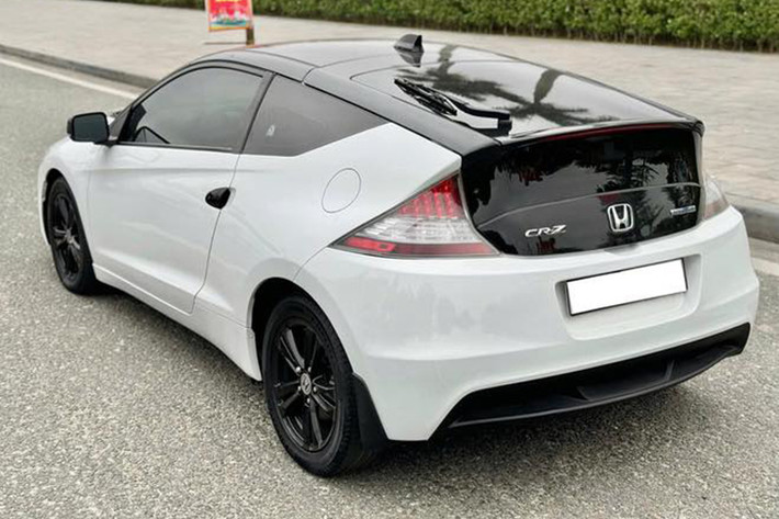 Mặc dù xe này đã đi khoảng 90.000km và được đăng ký lần đầu vào năm 2022, mức giá này vẫn khá cao so với nhiều mẫu xe khác cùng đời, thậm chí ngang ngửa giá của một mẫu xe hạng A mới như Hyundai Grand i10 (360 triệu đồng). Một ví dụ điển hình là Honda Civic 2010 bản số tự động (AT) có giá chỉ 280-295 triệu đồng với ODO gần 100.000km.