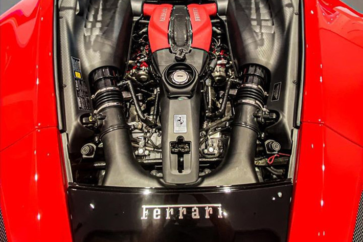 Siêu xe Ferrari F8 Tributo được xem là mẫu xe tiền nhiệm của Ferrari 488 GTB nhưng "ngựa chồm" này vẫn được trang bị khối động cơ V8, dung tích 3.9 lít, tăng áp kép quen thuộc. "Trái tim" này trên siêu xe Ferrari F8 Tributo sẽ sản sinh công suất tối đa 710 mã lực tại vòng tua máy 8.000 vòng/phút và mô-men xoắn cực đại 770 Nm tại tua máy 3.250 vòng/phút. Các thông số này giống hệt với mẫu siêu xe Ferrari 488 Pista.